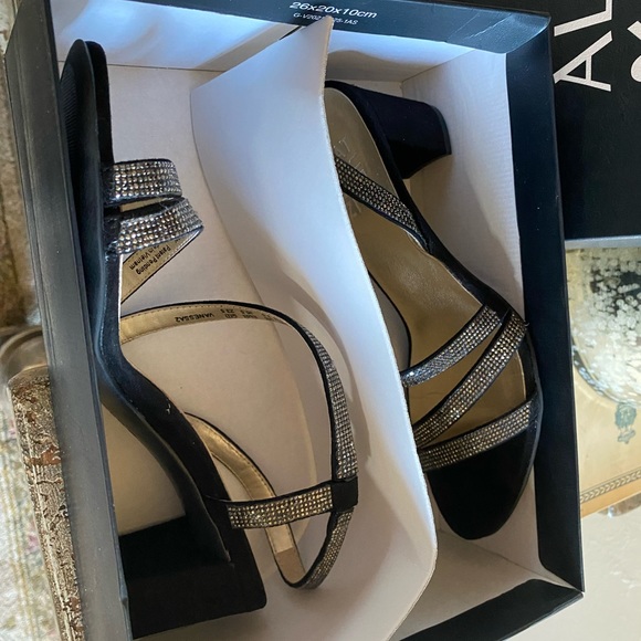 Dress Sandels - Picture 3 of 16